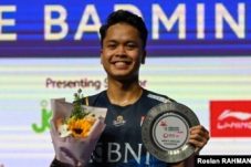 Pertandingan final tunggal putra turnamen bulutangkis Singapore Open