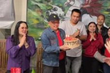 Wenny Lumentut Ultah ke 62 Dapat Surprise dari Istri Tercinta dan Masyarakat