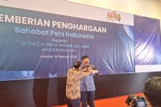 Menteri BUMN Terima Penghargaan Pin Emas Dari PWI