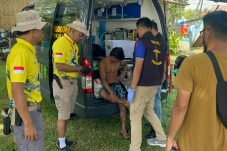 Tourist Police Polres Pesisir Barat Beri Pertolongan Kepada Atlit Surfing