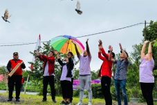 Pelepasan burung merpati tandai pembukaan kegiatan HUT Jemaat GMIM Efrata Kamasi-Kamasi Satu ke-15