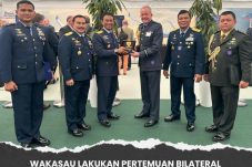 Kepala Staf Angkatan Udara negara sahabat dan Industri Pertahanan Inggris saat meninjau Royal International Air Tattoo (RIAT) 2024 di RAF Fairford, Gloucestershire (19/7/24)