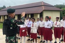 Anggota TNI berikan Materi Wawasan Kebangsaan dan Peraturan Baris Berbaris ( PBB ), bertempat di SDN Negeri 02 Mindiptana, KM 75 Kab. Boven Digoel Perbatasan Papua Selatan (20/7/2024)