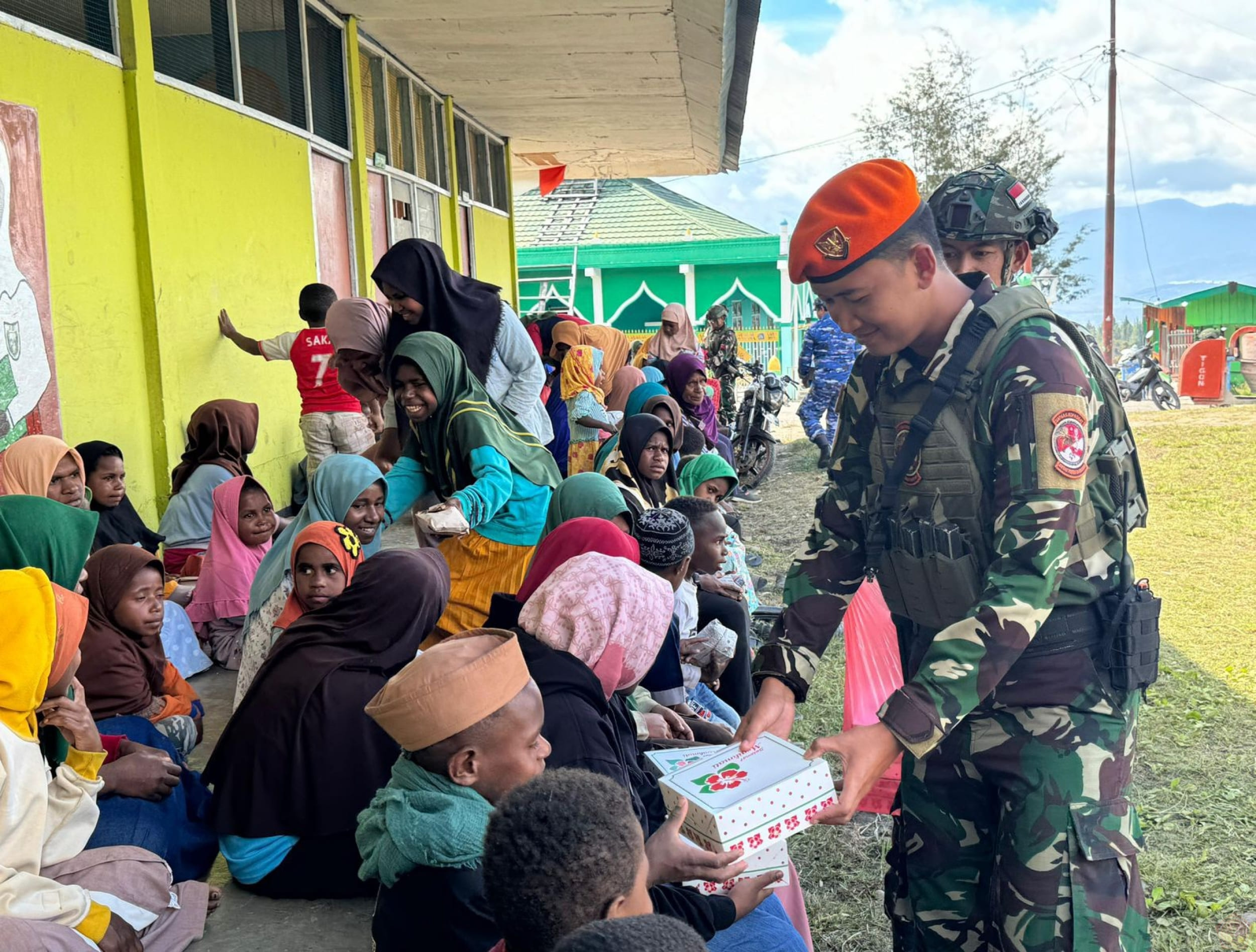 Letkol Pnb Slamet Suhartono saat Kunjungan ke Pondok Pesantren Al- Istiqomah Kampung Asoipele, Desa Walesi, Distrik Asolokobal Kabupaten Jayawijaya Papua Pegunungan (20/2024)