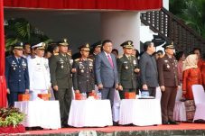 Gubernur Sulut Olly Dondokambey tampak mengikuti upacara peringatan Hari Bhayangkara ke-78 di Halaman Kantor Gubernur Sulut, Senin 1 Juli 2024 (foto istimewa).