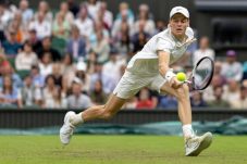 Jannik Sinner saat berhasil mengalahkan Matteo Berrettini dengan skor 7-6(3), 7-6(4), 2-6, 7-6(4) untuk maju ke babak 16 besar di Centre Court Wimbledon, Kamis (4/7/24).