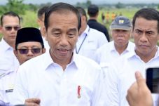 Presiden Joko Widodo menyampaikan keterangan pers usai meninjau program pompanisasi di Desa Layoa, Kabupaten Bantaeng, pada Jumat, 5 Juli 2024 (Foto: BPMI Setpres/Muchlis Jr).