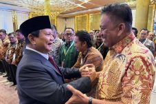 Kedua tokoh politik kawakan asal Sulawesi Utara ini tampak akrab saat berjabat tangan dan berbincang dengan senyum sumringah, (19/7/2024)