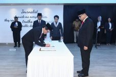 Bapak Hokky Situngkir Dilantik sebagai Direktur Jenderal Aplikasi Informatika (Dirjen Aptika) di Kantor Kementerian Kominfo, Jumat 19/7/2024 (Foto kominfo.go.id)