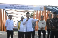 Wakil Presiden (Wapres) K.H. Ma’ruf Amin menyampaikan bahwa kasus judi online akan ditangani oleh satuan tugas (Satgas) usai meresmikan Jalan Tol Cimanggis–Cibitung, Selasa 9/7/2024 (Foto kominfo.go.id)