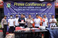 Barang bukti dipajang dalam Konferensi Pers di Mapolsek Kebon Jeruk, Jakarta Barat, pada Rabu (24/7/2024)