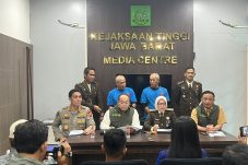 Dir Reskrimum dan penyidik Dit Reskrimum Polda Jabar melakukan penyerahan tersangka HHM dan DRM kasus DAGO ELOS ke Kejaksaan Tinggi Jabar, (22/7/24)