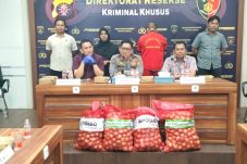 Kapolda Kalteng Irjen Pol Drs. Djoko Poerwanto, Kabidhumas Kombes Pol Erlan Munaji, S.IK., M.Si. saat Konferensi press di Aula Ditreskrimsus, Mapolda setempat (23/7/2024)