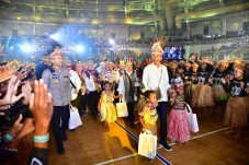 Joko Widodo menghadiri Puncak Peringatan Hari Anak Nasional Tahun 2024 yang digelar di Istora Papua Bangkit, Kabupaten Jayapura, Provinsi Papua, Selasa (23/07/2024)