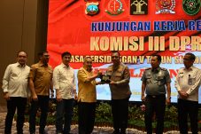 Anggota Komisi III DPR RI Trimedya Panjaitan kepada Parlementaria usai pertemuan di Batam, Kepulaun Riau, (2/8/2024)