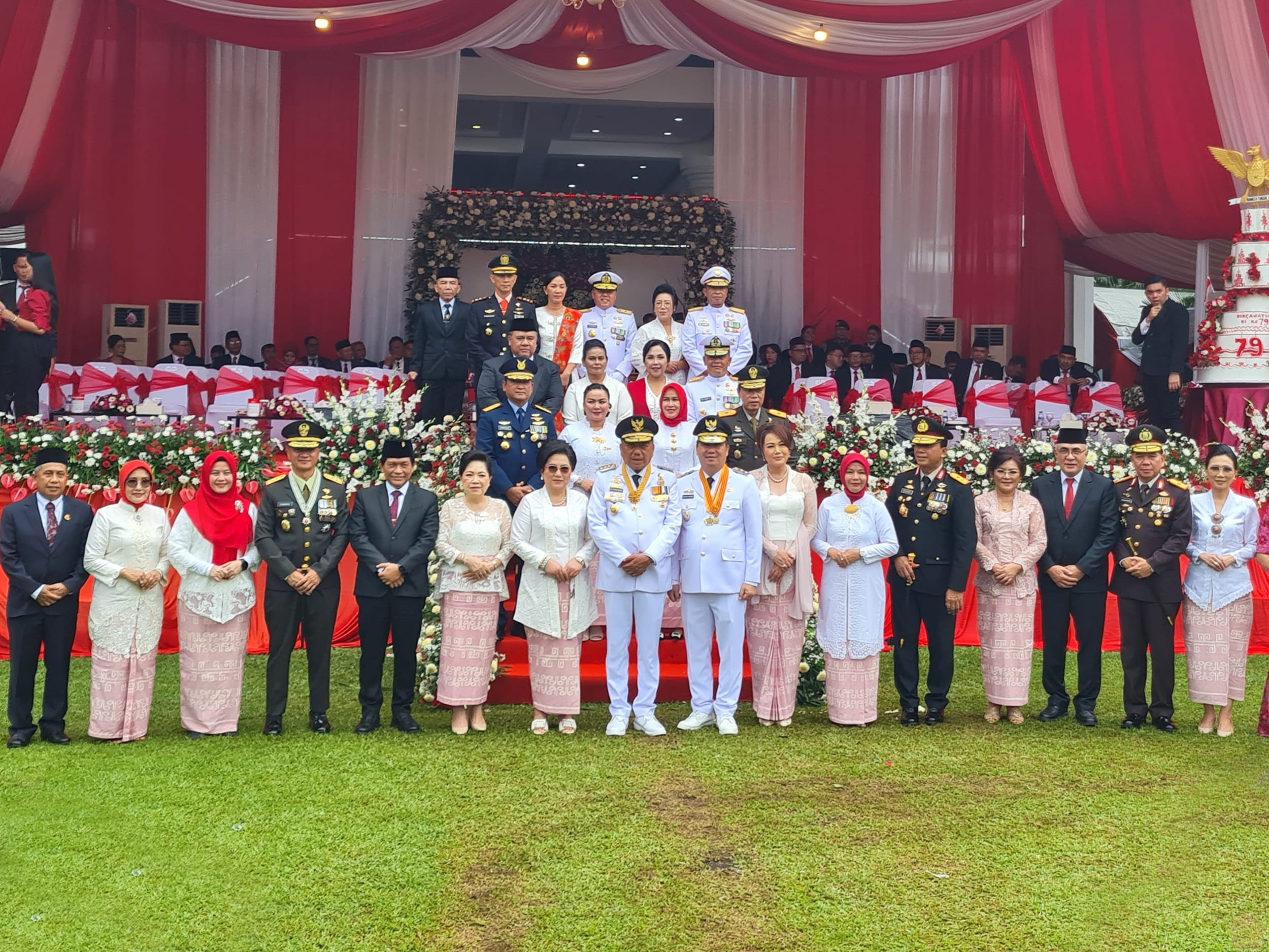 Danlanud Sam Ratulangi Marsma TNI Ramot C.P. Sinaga, S.E., M.Han., bersama Ketua PIA Ardhya Garini Cabang 9/D.II Lanud Sam Ratulangi Ny. Devy Ramot menghadiri Upacara HUT Ke-79 Kemerdekaan RI di Kantor Gubernur Sulawesi Utara, Manado, Sabtu (17/8/2024)