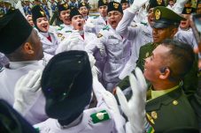 Paskibra bersiap menjalankan tugasnya dalam Upacara Penurunan Bendera Negara Sang Merah Putih pada Sabtu sore, 17 Agustus 2024, di halaman Istana Negara, Ibu Kota Nusantara (IKN). Senin (19/8/24)