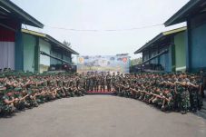 Pangdivif 1 Kostrad, Mayjen TNI Rudi Puruwito, S.E., M.M., menyampaikan rasa bangga dapat bertatap muka dengan para prajurit Menarmed 1/Sthira Yudha dan Yonarmed 9/Pasopati yang penuh semangat, (1/8/24)