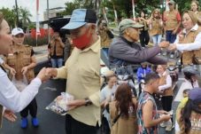 Kegiatan sosial dan sosialisasi Youla Lariwa Mantik sebagai bakal Cabup Minahasa di jalan depan Kantor Bupati Minahasa dan Lapangan Godbless Tondano, Sabtu pagi (03/08/2024). Foto: Ist.