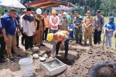 Kapolres Kotamobagu AKBP Irwanto bersama Forkopimda Kota Kotamobagu menghadiri prosesi peletakan batu pertama pembangunan gedung Kampus Universitas Dumoga Kotamobagu, (6/8/2024)