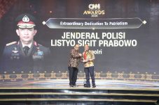 Kapolri Jenderal Polisi Drs. Listyo Sigit Prabowo menerima penghargaan Extraordinary Dedication of Patriotism. Penghargaan tersebut diberikan oleh CNN Indonesia Award 2024, (14/8/24)