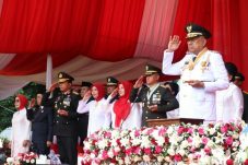 Kapolda Sulawesi Utara Irjen Pol Yudhiawan didampingi Ketua Bhayangkari Sulut Ny. Yunita Yudhiawan menghadiri Upacara Peringatan HUT ke-79 RI, yang digelar Pemerintah Provinsi (Pemprov) Sulawesi Utara (Sulut), di Lapangan Kantor Gubernur Sulut, Sabtu (17/8/2024)