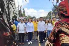 YLM-DRK Resmi Mendaftar di KPU Minahasa, Diarak Ribuan Pendukung dengan Tarian Kabasaran