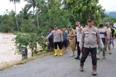 Kapolres Kotamobagu AKBP Irwanto meninjau lokasi terdampak banjir di Desa Tanoyan Utara, Kecamatan Lolayan, Kabupaten Bolaang Mongondow, Selasa (13/8/2024)