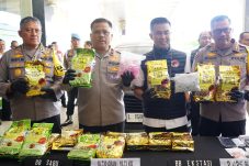 Direktorat Reserse Narkoba Polda Jawa Tengah (Jateng) menggagalkan pengiriman 18,7 kg sabu dari Kalimantan Barat (Kalbar) ke Surabaya. Selasa (27/8/24)