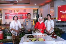 Acara ditandai dengan pemotongan kue ulang tahun oleh Ny. Yunita Yudhiawan, Ibu Asuh Polwan Polda Sulut, yang didampingi oleh Kapolda dan Koordinator Polwan Polda Sulut AKBP Nonie Sengkey, Senin (2/9/24)