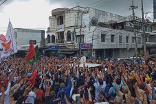 Ribuan warga Kota Tomohon yang memadati kompleks Menara Alfa Omega untuk menyapa Prabowo Subianto yang melintas di jalan protokol Tomohon (Foto: newsposkomanado.co.id).