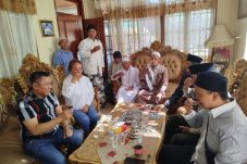 Foto. Youla Lariwa Mantik (YLM) bersama suami Yosandi Rozak, saat mengunjungi tokoh Muslim Minahasa, H. Habib Husin Assagaf di Kampung Jawa Tondano, Kecamatan Tondano Utara, Jumat (13/9/2024).