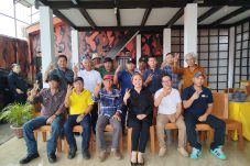 Pasangan calon Bupati dan wakil Bupati YLM-DRK, berfoto bersama masyarakat Tompaso, yang digelar pada Kamis (26/9/2024)