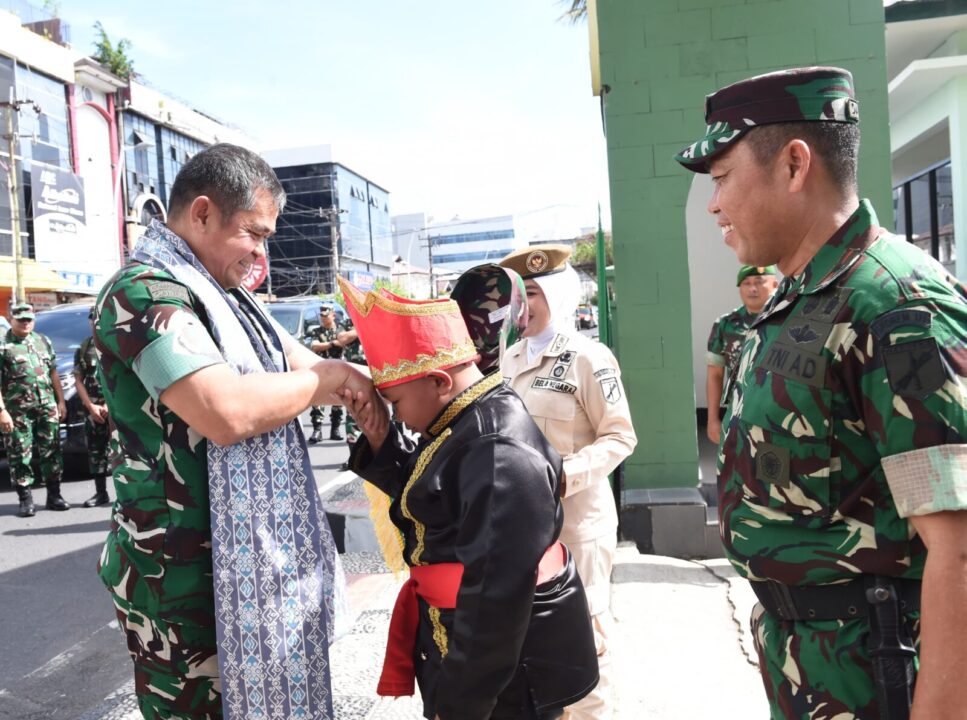 Kasad Jenderal TNI Maruli Simanjuntak, M.Sc., menyampaikan pentingnya pendidikan anak kepada prajurit dan PNS Korem 131/Santiago di Aula Markas Korem, Manado, pada Jumat (13/9/2024)