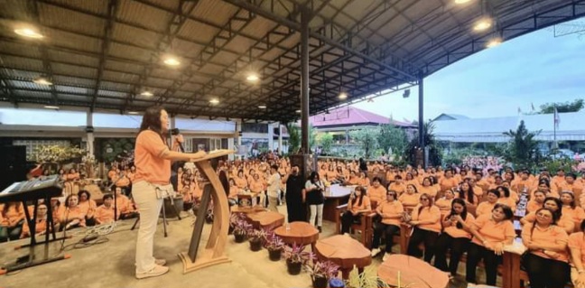 Ellen Lumentut-Sangi Apresiasi Dukungan Ribuan Emak-emak untuk WLMM di Deklarasi We Love Tomohon