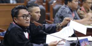 Rangga T. Paonganan (kiri), Viktor Maleke (kiri) selaku kuasa hukuk Pihak Terkait pada persidangan Perkara Nomor 92/PHPU.BUP-XXIII/2025 Perselisihan Hasil Pemilihan Umum Bupati Kabupaten Minahasa, pada Rabu (22/1) di Ruang Sidang Panel 3 MK.